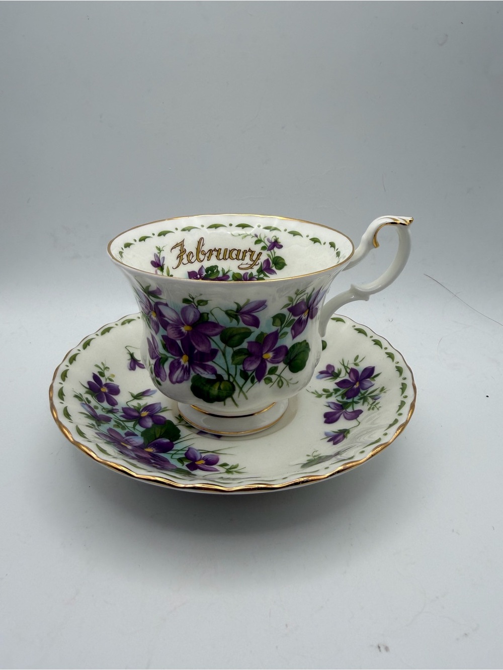 ROYAL ALBERT flower of the month
SERIES - FEBRUARY - VIOLETS - CUP & SAUCER